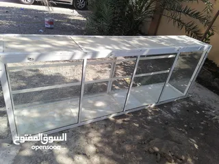  2 طاولة عرض المنيوم مع ارفف زجاج  للبيع