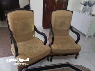  2 طقم كنب مستعمل ولكنه نضيف 7 مقاعد خشب زان مع طاوله نص بسعر مغري