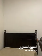  1 تخت بحالة الجديد مفرد ونص خشب زان