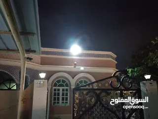  2 كشاف 1800واط بالطاقة الشمسية