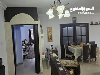  22 شقه مدخل مستقل مرتفعه 7 درجات عن الشارع مساحة الشقه 178 م2 عمر البناء 8 سنوات شماليه غربيه جنوبيه بس