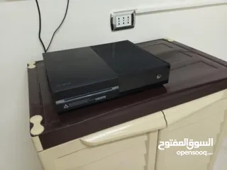  1 جهاز اكس بوكس ون مستعمل نظيف جدا للبيع قابل للتفاوض للجادين فقط البيع وجها لوجه