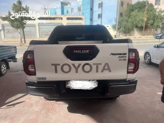  9 هايلوكس ادفنشر24  بحالة الزيرو لون ابيض داخليه اسود عليه اكسسوارات وتنجيدات داخليه مع صدام كامل اصلي