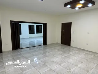  1 شقة طابقية طابق اول 3 غرف نوم 3 صالات 3 حمامات نظيفة جداً البناء 5 سنوات  الحي الشرقي قرب حديقة تونس