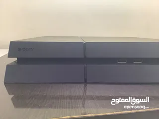  4 بلايستيشن 4 مستعمل مع يدتين بحالة الوكالة مع كفالة سنة كاملة (فقط للبيع ما اقبل تبديل أبدا)