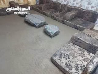  4 جلسه عربية اسفنج ضغط 18 مع طاولات خشب مع سجاده خمسة باربعه ونص متر بحالة الوكالة.
