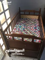  1 سرير اطفال مع مرتبة