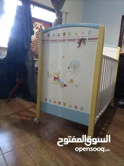  4 تخت بيبي مع خشب حماية متحرك بحالة جيدة جدا  استعمال خفيف
