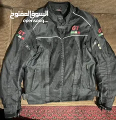  1 جكيت دراجة نارية عدد 2 الاسود حجم xl صيفي + شتوي  الجكيت الاسود و احمر حجم xs صيفي  طبعن بحالة نظيفة