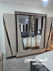  3 غرفة نوم ماستر زجاج برم وشطف كامل ملحق إضافي معاه فضيه وبنش تخزين خشب لاتيه كامل إنارة كاملة