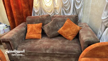  5 كنب موديرن لون قرميدي و بني بحالة ممتاز عدد 7 مقاعد +صوفا خشب زان +برادي بحال جيدة نفس لون الكنب