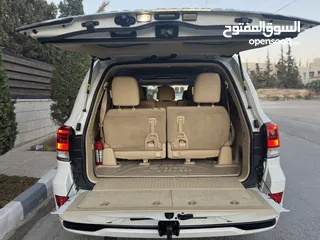  18 Toyota Land Cruiser 2016 Gx-r 5700CC V8 بحالة الوكالة الفحص: 7 جيد بدون ملاحظات
