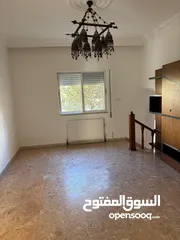  17 دوبلكس أرضي مميز بمساحة واسعة وحديقة خاصة في موقع استراتيجي بالقرب من شارع الجامعة الأردنية