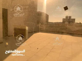  8 روف / للايجار / لم تسكن / 3نوم / مع ترس / الرابية