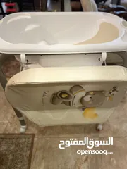  6 كرسي طعام ومرجيحه بالإضافه إلى فرشه العاب من شيكو وحوض استحمام مع فرشة غيار من كام الاسبانيه للبيع