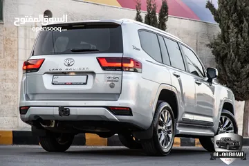  4 Toyota Land Cruiser Gx-r 2022 70th anniversary   السيارة وارد خليجي و قطعت مسافة 25,000 كيلو متر