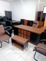  29 مكتب مدير إدارة مع خزانه خلفيه وطاوله امام المكتب