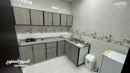  3 شقة الايجار في دبا الفجيرة  مفروشة فيها غرفة نوم مع مطبخ شاملة الكهربة ولماء ولوفاي 3000
