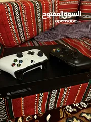  1 Xbox one 1Tb with 2 controllers