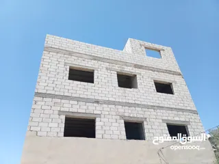  3 ارض مساحتها 317 مربع عليها بناء 3طوابق وروف الارض خليط شريك العمار جاهز