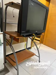  1 تلفزيون ومعاه طاوله للبيع