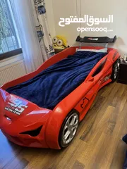  2 سرير نوم سيارة لون احمر