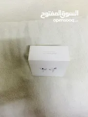  4 Apple AirPod pro..