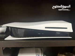  2 Ps5 مع ايدتين ،نظيفة بحالة الوكالة للبيع