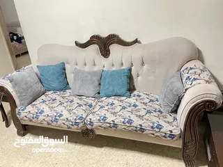  2 كنب واحده ثلاثه وواحده ثنائيه مستعمله بحاله جيده جدا مصنوعه من خشب الزان