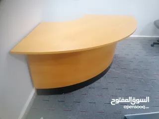  2 مكتب خشب أصلي للبيع بحالة ممتازة