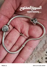  2 اسواره bandora الاصليه  مع شارمز وحده فضه اصليه مع علبتها . بسعر جميل 25د