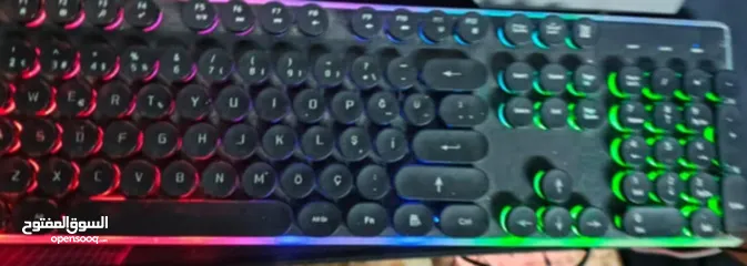  5 شاشة و مستلزمات pc للبيع