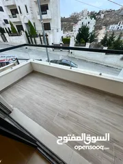  4 شقة ارضية مع ترس امامي و جانبي و باربيكيو خلف المدارس العالمية منطقة الحويطي تشطيب فندقي