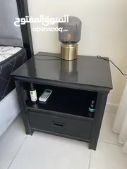  2 تخت مع طاولات جانبية و فرشة