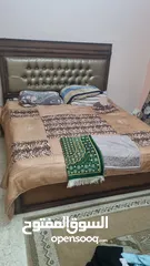  1 غرفة النوم تخت وخزانة وجوارير ومرايا مع جرارات