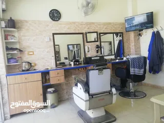  4 صالون رجالي للبيع مع كافة معداته بداعي السفر وعدم التفرغ