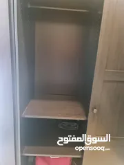 2 خزانة خشب سحابات بحالة سليمة