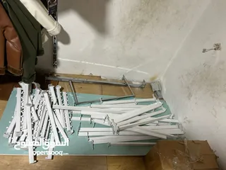  6 رفوف خشب ستاندات وتعاليق محل اواعي كميه وبنص السعر المعني يتواصل