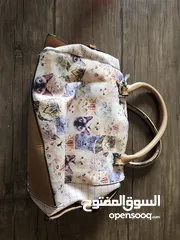  2 شنطة يد نسائية ماركة بارفوا عليها طبعة القطط مستعملة بحالة ممتازة للبيع