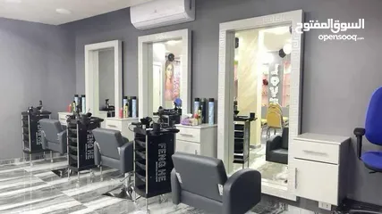  5 اغراض صالون نسائي للبيع في الزرقاء الحالة شبه جديد