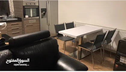  2 طاوله مطبخ و اربع كراسي  ثقيله ضد الساخن مع قاعده ستانلس