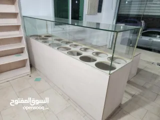  2 ديكور محمص شبه جديد مع رفوف وباترينه 2 متر وكراسي مكتب كلف تفصيل 15 الف شيكل البيع بسبب السفر بسعر ح