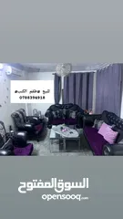  1 كنب اسود نص جلد نص قمتش، مع سجادة حجم كبير، مع برادي اثنتين (صالة جلوس) فقط
