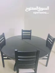  1 طاولة سفرة مع اربع كراسي