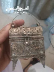  2 عملات قديمة وصندوق قديم