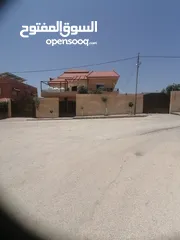  1 منزل للبيع على شارع 100 مطل منطقة جميلة جدا و هاذيه