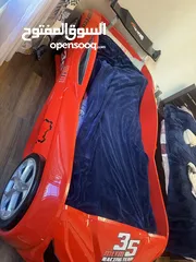  1 سرير نوم سيارة لون احمر