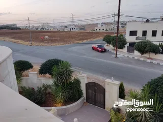 13 منزل مستقل ومطل للبيع واجهات حجر ومنطقة هادئة جداً وقريب من جميع الخدمات