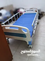  1 سرير طبي للبيع مستعمل بحالة جيدة