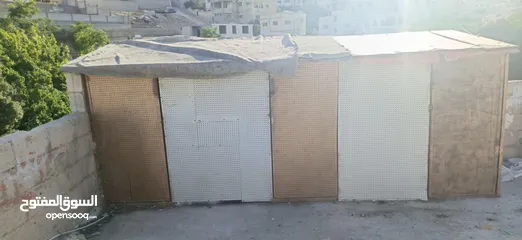  1 خشه حمام ثلاث ابواب  الطول 4متر العرض متر وثلاثين العب راكب عليها السقفيه خشب ظهر الفرصه من ورا طوب